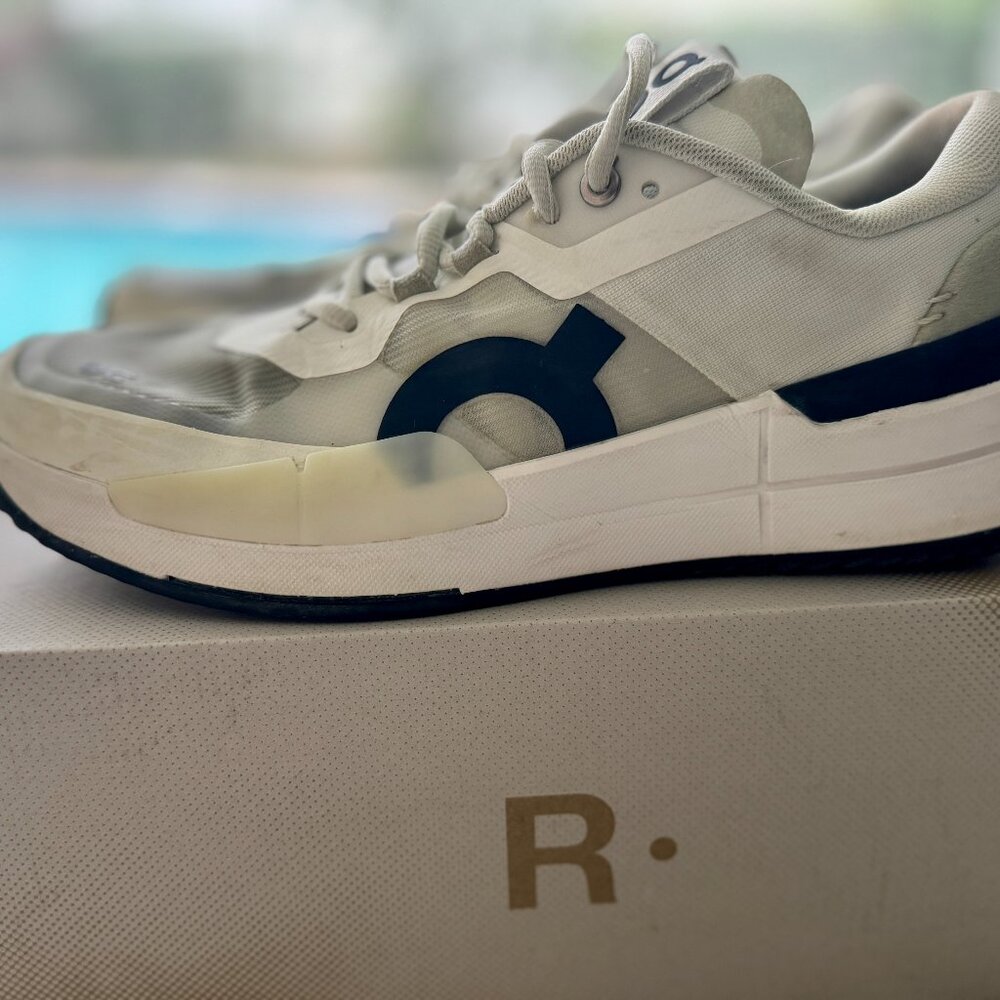 ON Tennis Shoes: The Roger Pro 2 Clay Size 9.5 MENS